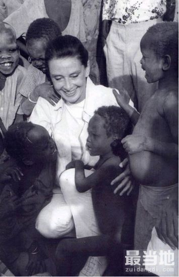 老照片：奥黛丽·赫本的晚年，把慈爱献给了贫困地区的儿童-8.jpg