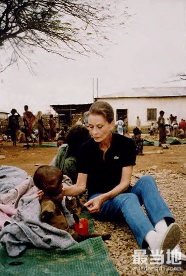 老照片：奥黛丽·赫本的晚年，把慈爱献给了贫困地区的儿童-9.jpg