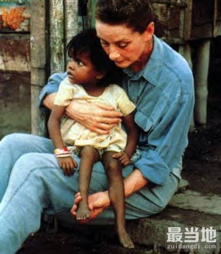 老照片：奥黛丽·赫本的晚年，把慈爱献给了贫困地区的儿童-5.jpg