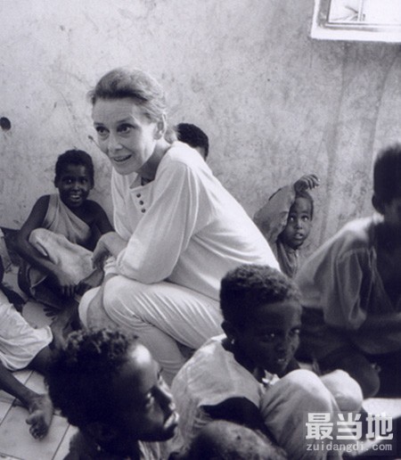老照片：奥黛丽·赫本的晚年，把慈爱献给了贫困地区的儿童-6.jpg