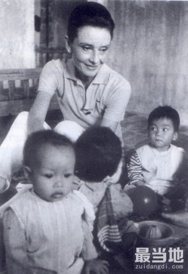 老照片：奥黛丽·赫本的晚年，把慈爱献给了贫困地区的儿童-15.jpg