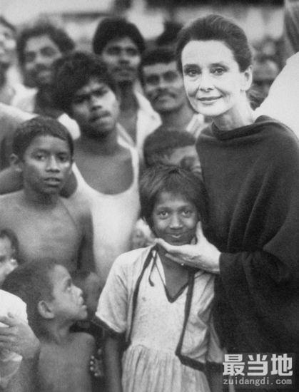 老照片：奥黛丽·赫本的晚年，把慈爱献给了贫困地区的儿童-12.jpg