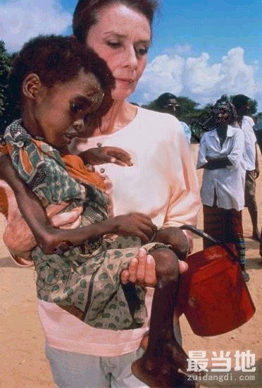 老照片：奥黛丽·赫本的晚年，把慈爱献给了贫困地区的儿童-11.jpg