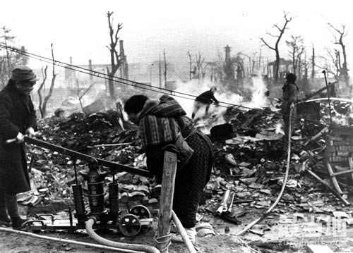 老照片：1945年的日本，被美军轰炸成为一片废墟-2.jpg