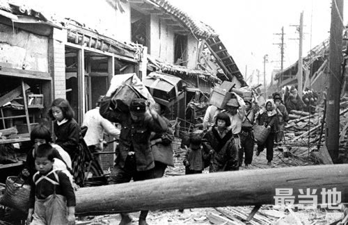 老照片：1945年的日本，被美军轰炸成为一片废墟-1.jpg