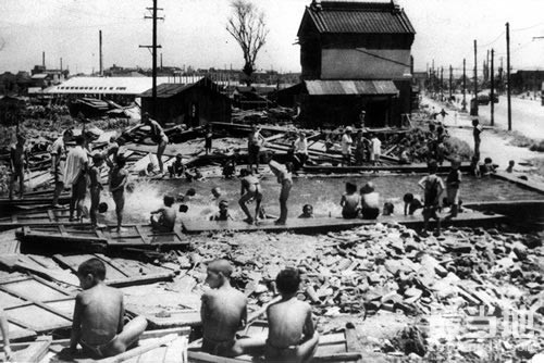 老照片：1945年的日本，被美军轰炸成为一片废墟-5.jpg