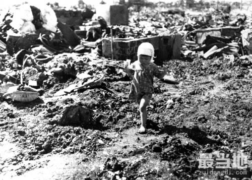 老照片：1945年的日本，被美军轰炸成为一片废墟-9.jpg