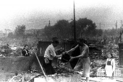 老照片：1945年的日本，被美军轰炸成为一片废墟-6.jpg