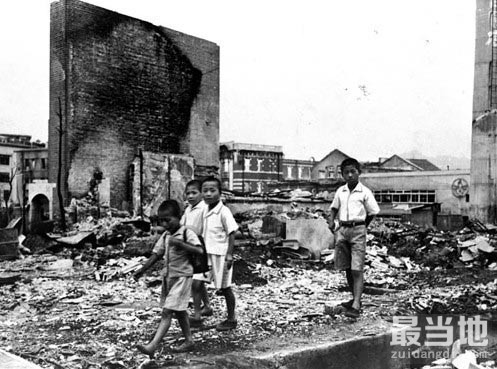 老照片：1945年的日本，被美军轰炸成为一片废墟-4.jpg