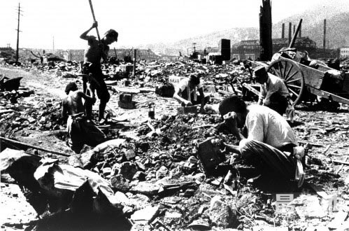 老照片：1945年的日本，被美军轰炸成为一片废墟-11.jpg