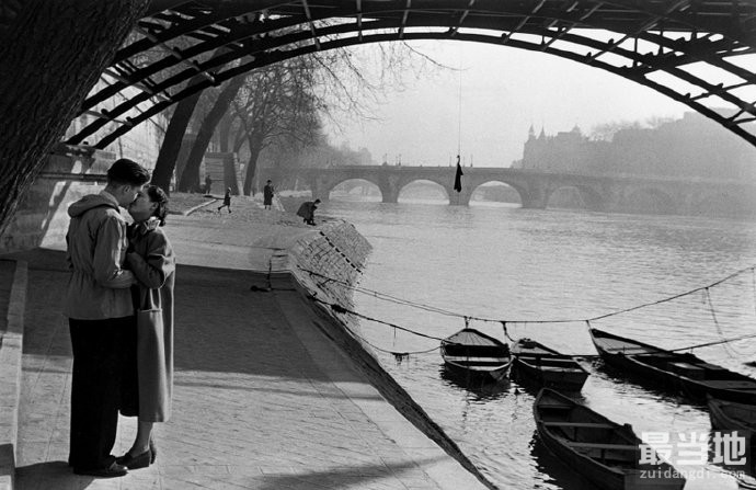 老照片：50年代法国首都巴黎生活，图二塞纳河畔接吻的恋人-2.jpg