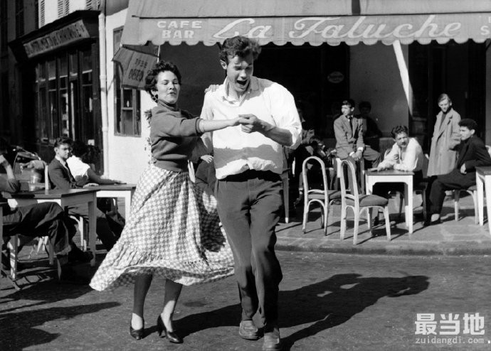 老照片：50年代法国首都巴黎生活，图二塞纳河畔接吻的恋人-4.jpg