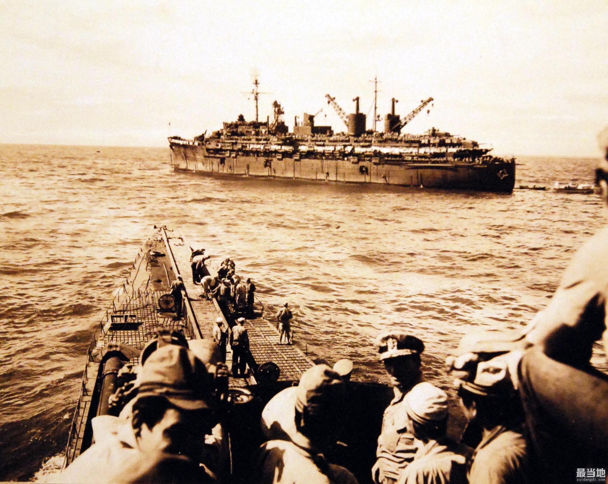 老照片：1945年8月28日，日本海军伊400型潜舰向美军投降-1.jpg