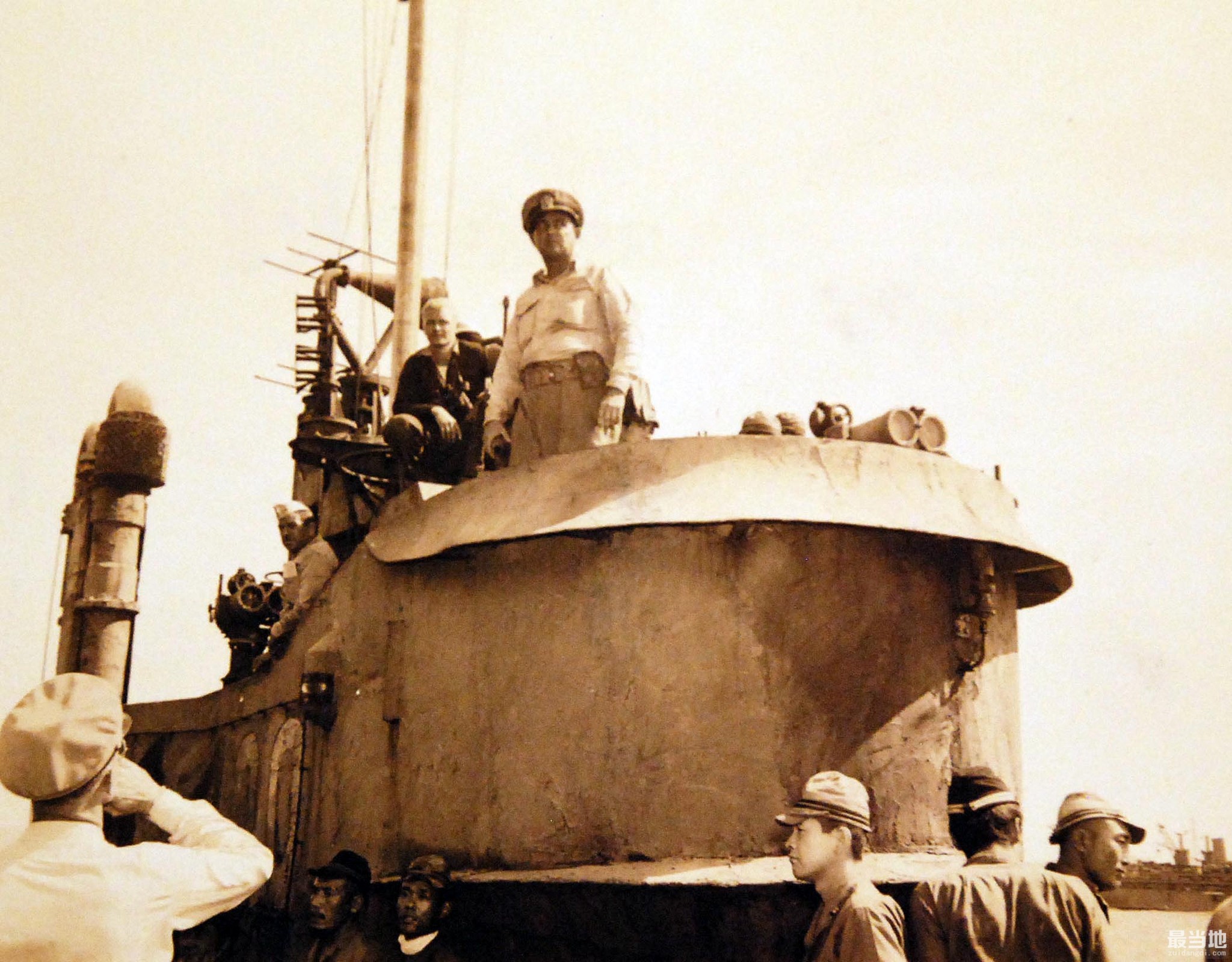 老照片：1945年8月28日，日本海军伊400型潜舰向美军投降-2.jpg