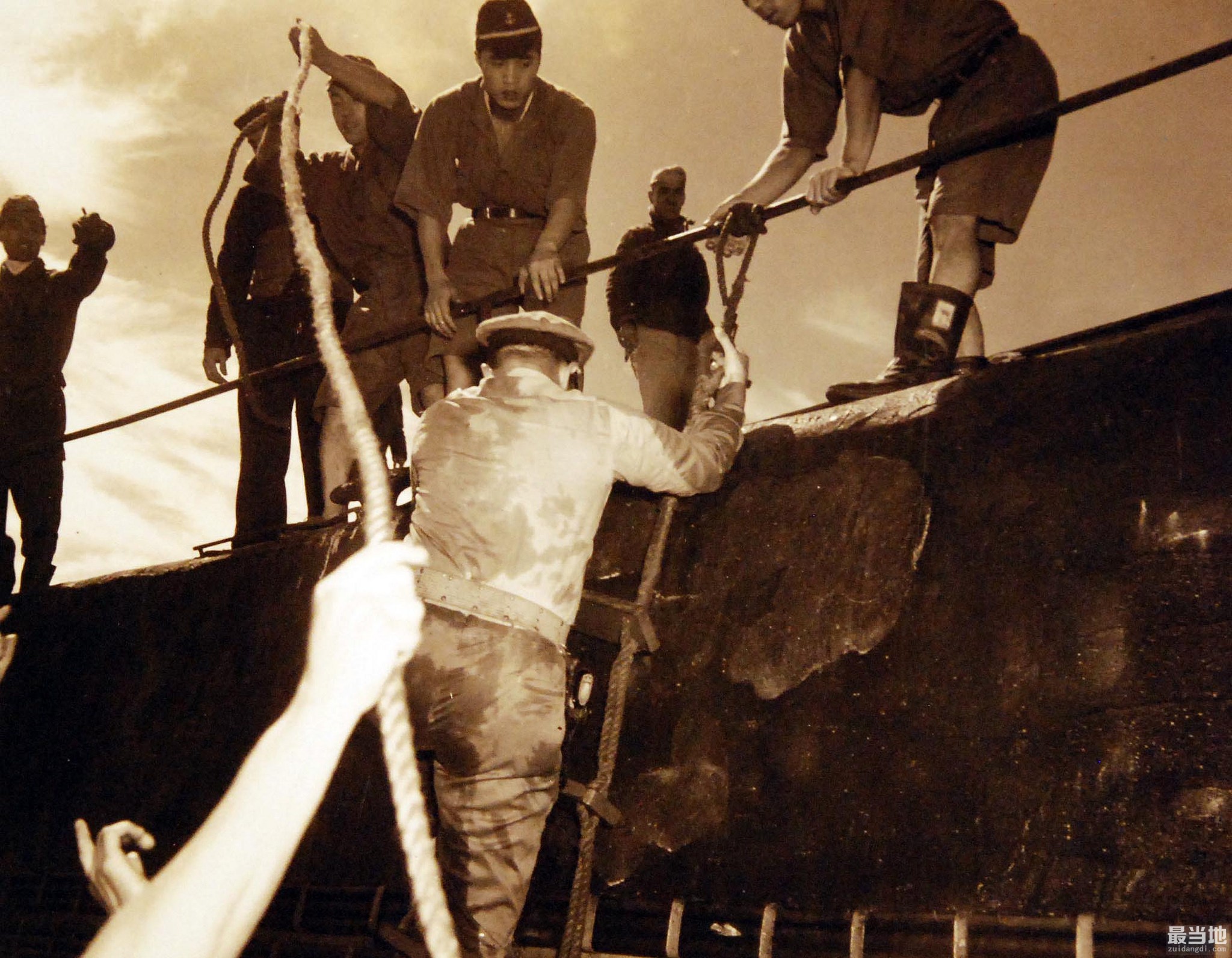 老照片：1945年8月28日，日本海军伊400型潜舰向美军投降-3.jpg