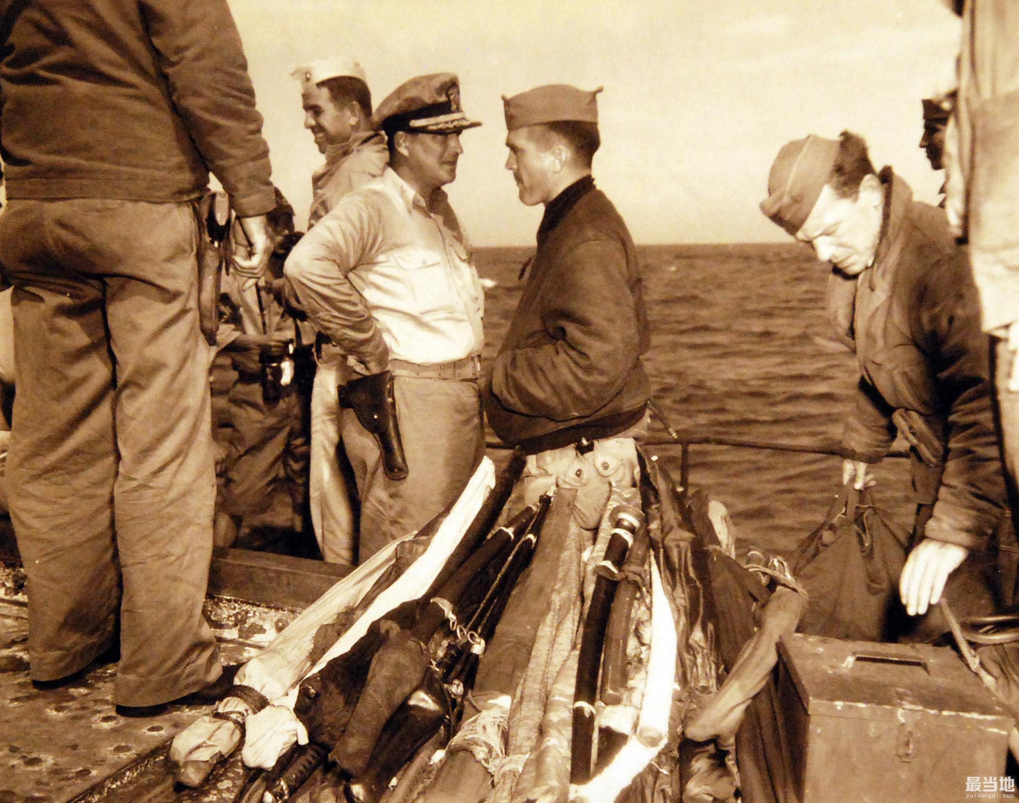 老照片：1945年8月28日，日本海军伊400型潜舰向美军投降-5.jpg