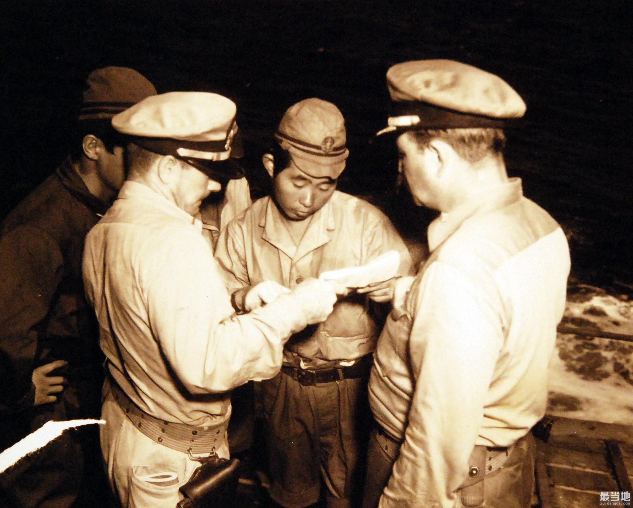 老照片：1945年8月28日，日本海军伊400型潜舰向美军投降-8.jpg