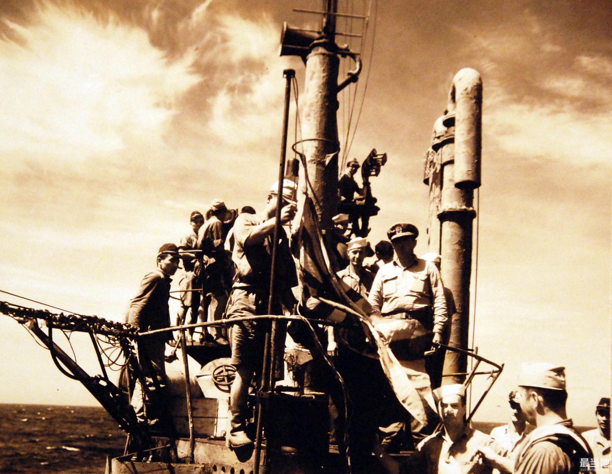 老照片：1945年8月28日，日本海军伊400型潜舰向美军投降-10.jpg
