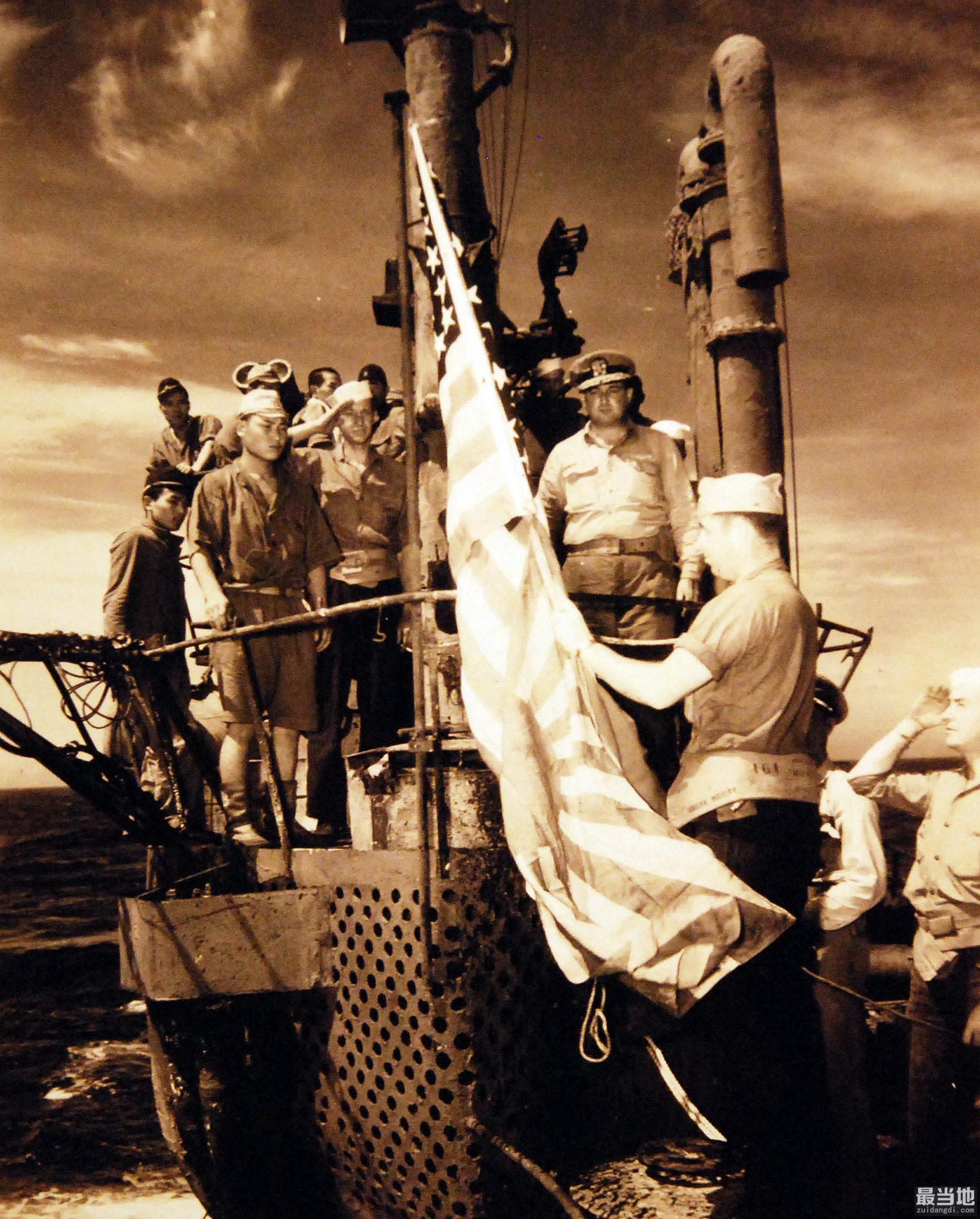 老照片：1945年8月28日，日本海军伊400型潜舰向美军投降-11.jpg