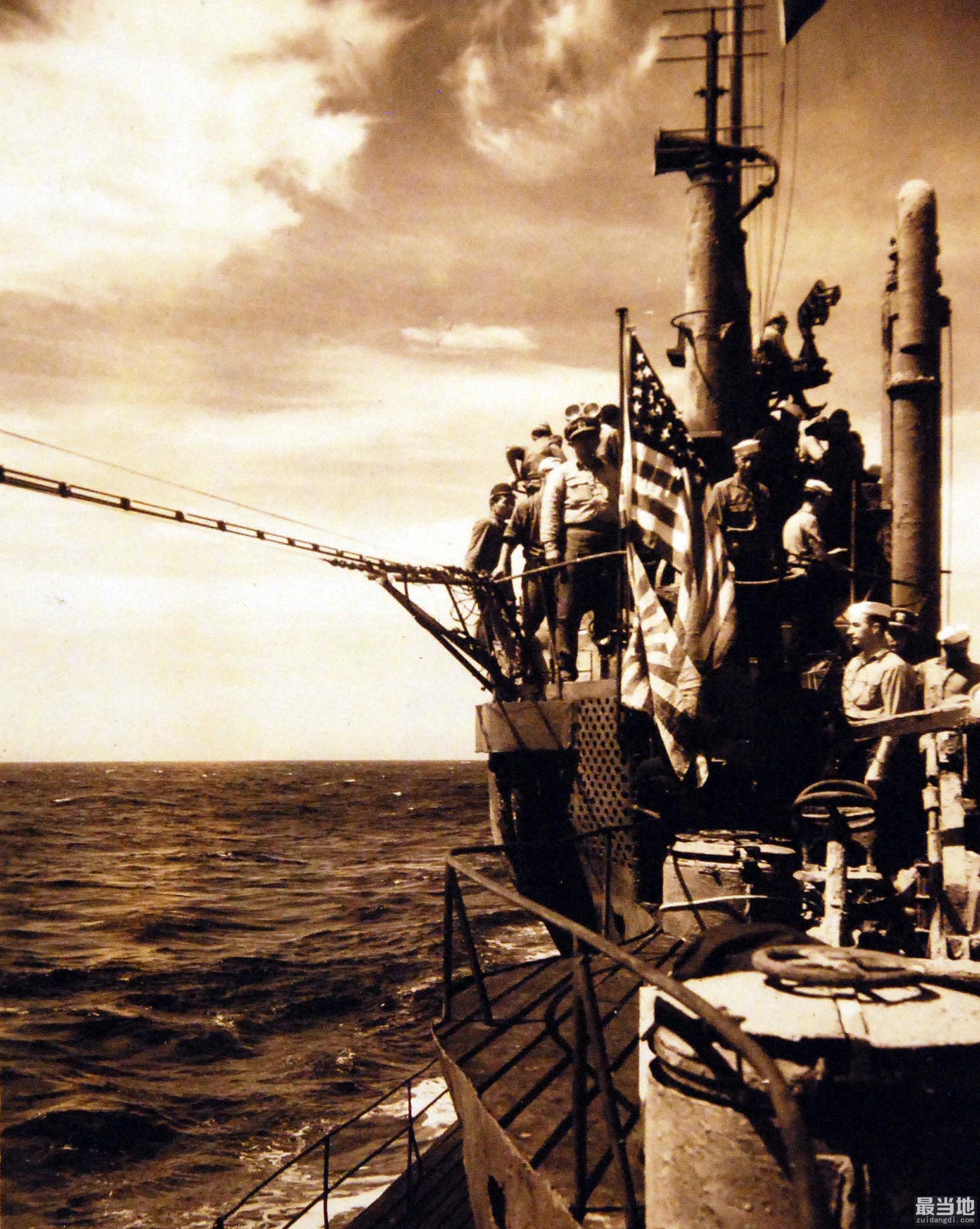 老照片：1945年8月28日，日本海军伊400型潜舰向美军投降-12.jpg