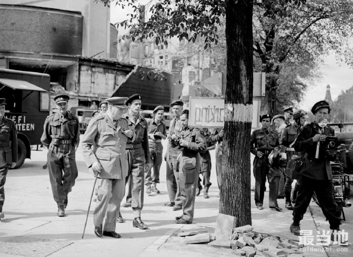 老照片：1945年德国后投降后，英国首相丘吉尔视察柏林-2.jpg