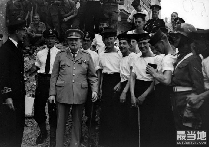 老照片：1945年德国后投降后，英国首相丘吉尔视察柏林-3.jpg