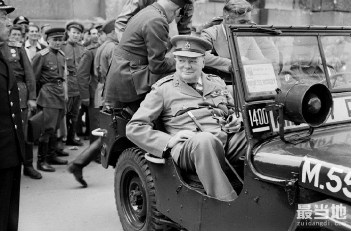 老照片：1945年德国后投降后，英国首相丘吉尔视察柏林-1.jpg