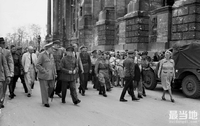 老照片：1945年德国后投降后，英国首相丘吉尔视察柏林-5.jpg