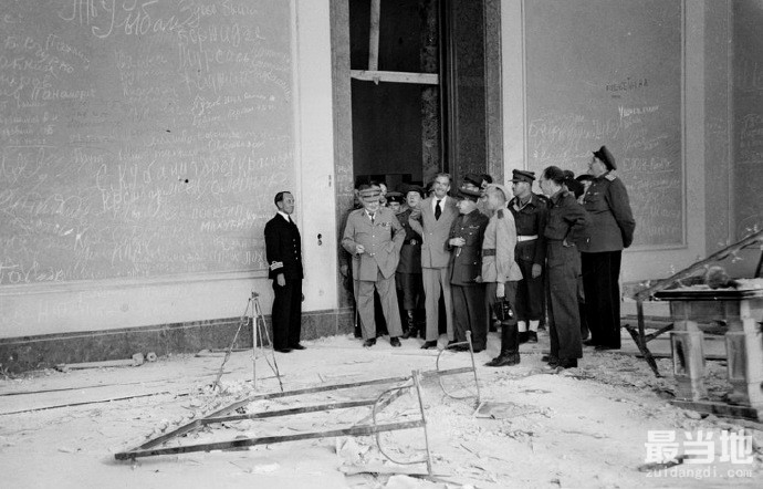 老照片：1945年德国后投降后，英国首相丘吉尔视察柏林-6.jpg