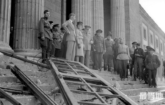 老照片：1945年德国后投降后，英国首相丘吉尔视察柏林-4.jpg