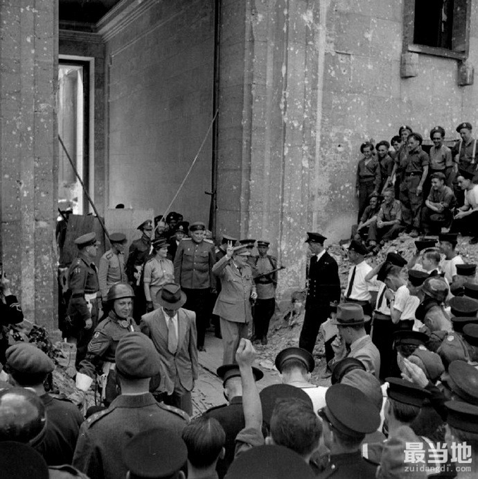 老照片：1945年德国后投降后，英国首相丘吉尔视察柏林-8.jpg
