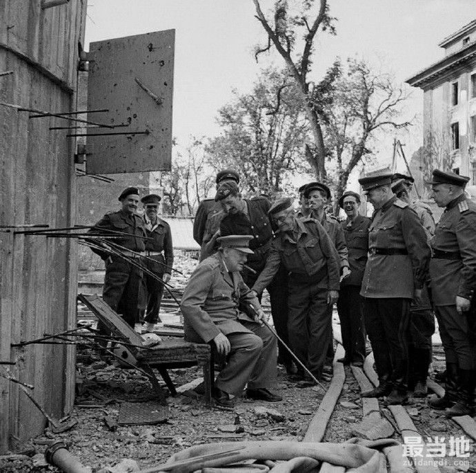 老照片：1945年德国后投降后，英国首相丘吉尔视察柏林-9.jpg