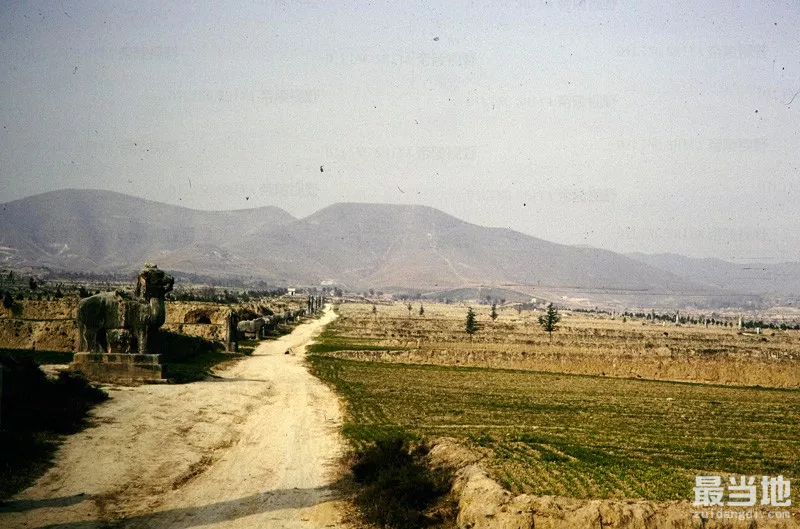 陕西省渭南市蒲城县老照片，外国人拍摄1988年的唐睿宗李旦桥陵-1.jpg