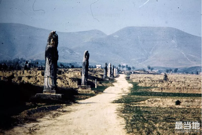 陕西省渭南市蒲城县老照片，外国人拍摄1988年的唐睿宗李旦桥陵-4.jpg