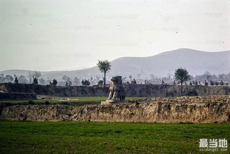 陕西省渭南市蒲城县老照片，外国人拍摄1988年的唐睿宗李旦桥陵-7.jpg