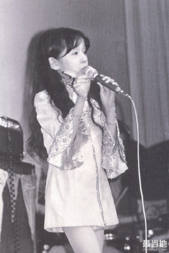 一代影后梅艳芳童年老照片，天生丽质的她4岁就开始登台表演-6.jpg