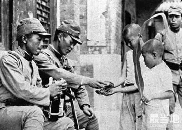 老照片：日本兵摆拍亲善中国百姓，尽显丑陋的嘴脸-1.jpg