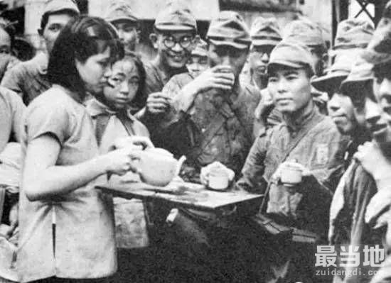 老照片：日本兵摆拍亲善中国百姓，尽显丑陋的嘴脸-2.jpg