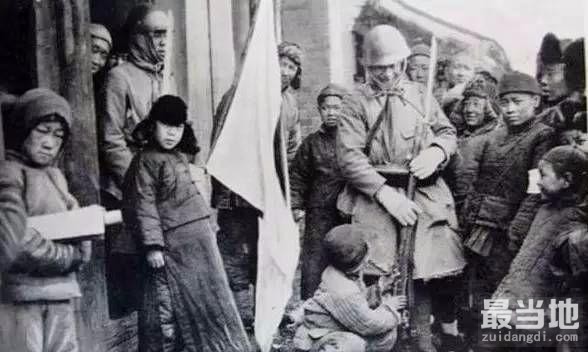 老照片：日本兵摆拍亲善中国百姓，尽显丑陋的嘴脸-5.jpg