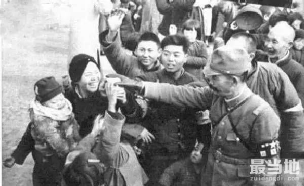 老照片：日本兵摆拍亲善中国百姓，尽显丑陋的嘴脸-4.jpg