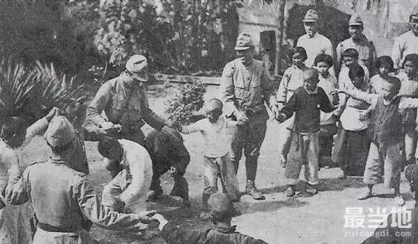 老照片：日本兵摆拍亲善中国百姓，尽显丑陋的嘴脸-6.jpg