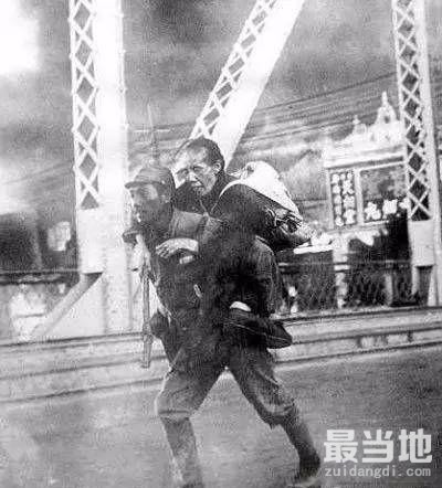 老照片：日本兵摆拍亲善中国百姓，尽显丑陋的嘴脸-8.jpg