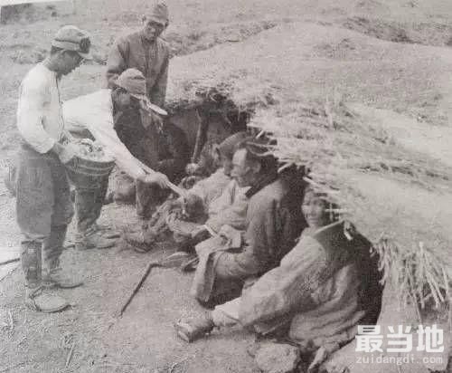 老照片：日本兵摆拍亲善中国百姓，尽显丑陋的嘴脸-9.jpg