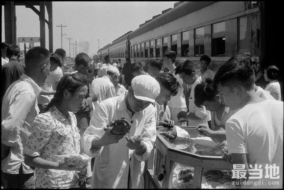 老照片：布列松镜头下1958年的中国生活-1.jpg
