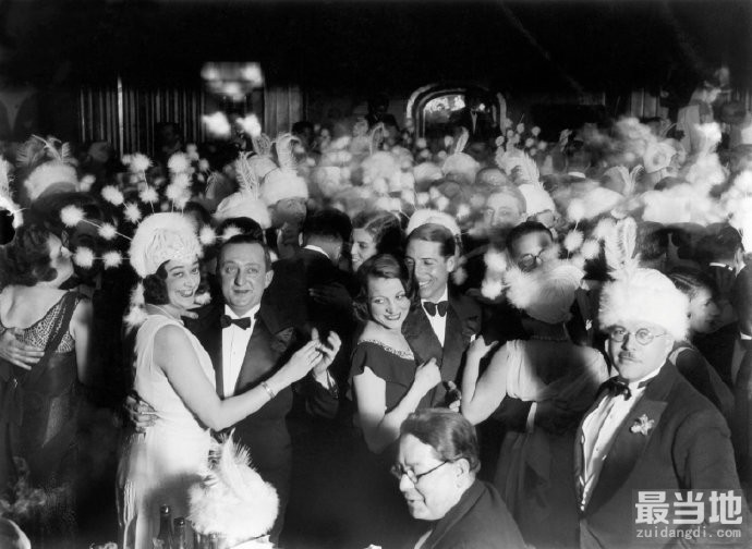 法国巴黎老照片：1930年丽都夜总会里灯红酒绿的生活-2.jpg