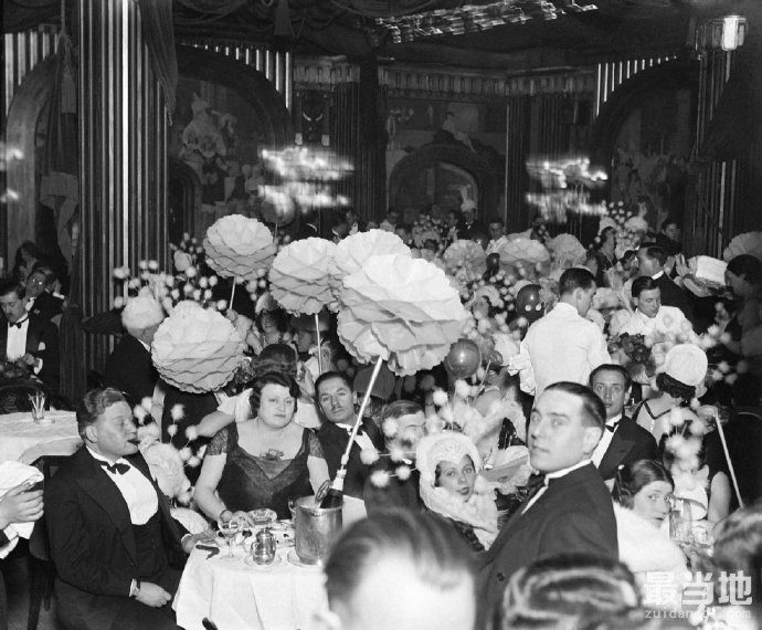 法国巴黎老照片：1930年丽都夜总会里灯红酒绿的生活-8.jpg
