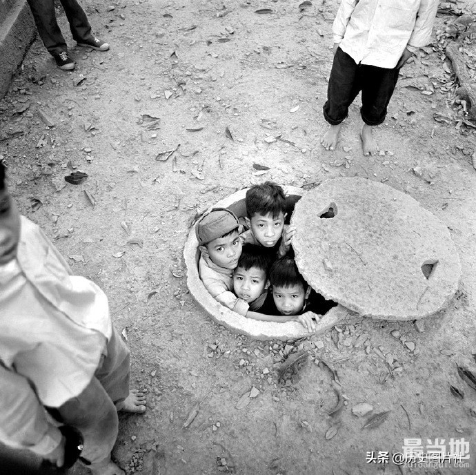 越南老照片：1968年越战期间的北越，躲避战乱儿童躲到地下-1.jpg