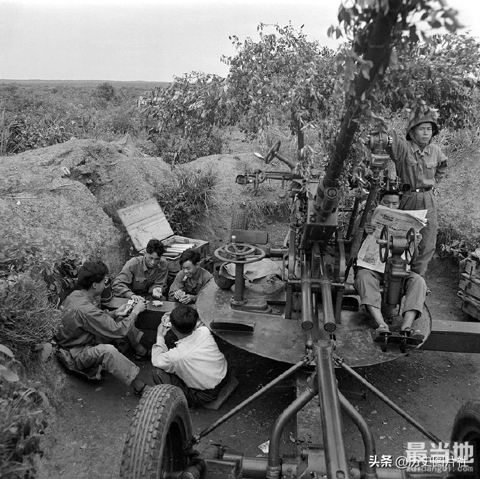 越南老照片：1968年越战期间的北越，躲避战乱儿童躲到地下-3.jpg