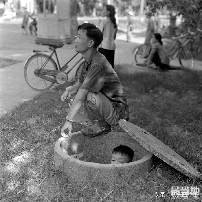 越南老照片：1968年越战期间的北越，躲避战乱儿童躲到地下-2.jpg