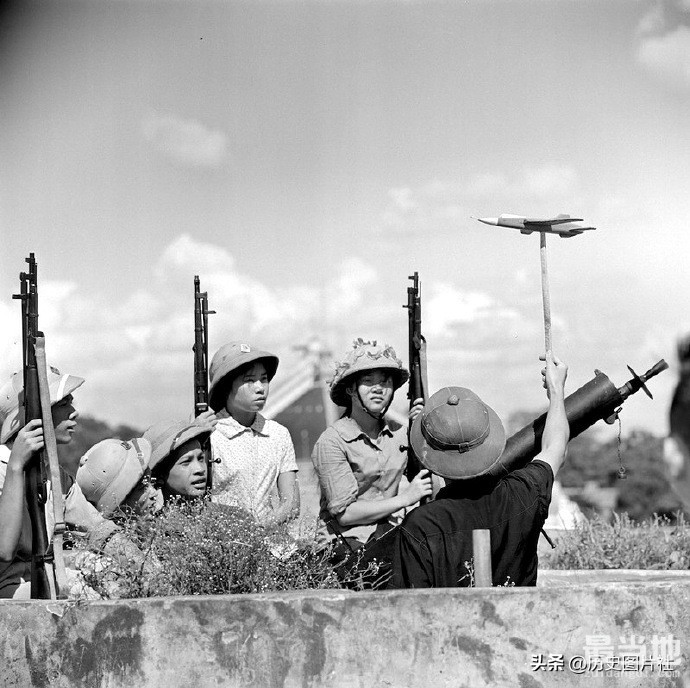 越南老照片：1968年越战期间的北越，躲避战乱儿童躲到地下-9.jpg